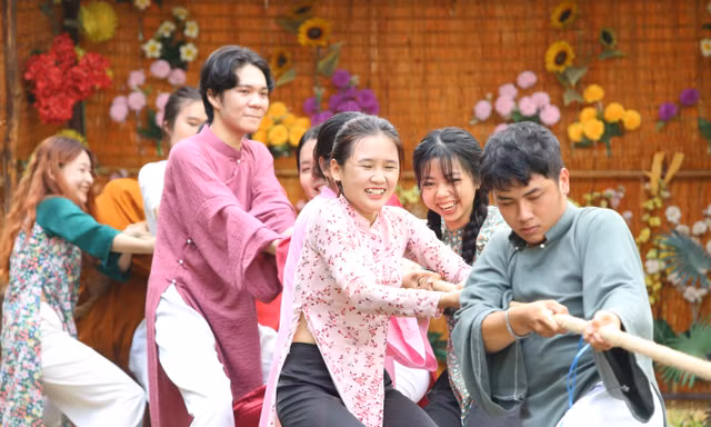 Đến bảo tàng, bạn trẻ thi kéo co, bơi thuyền 'hái' dưa hấu, trổ tài têm trầu