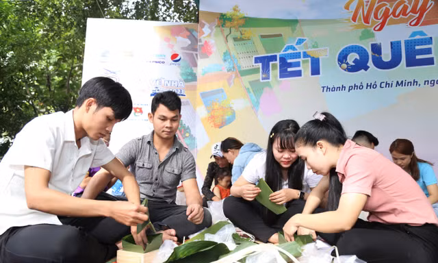 Thanh niên công nhân cùng gói bánh chưng ngày cuối năm