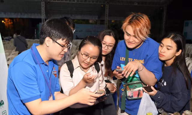 Bạn trẻ TPHCM sôi nổi tham gia sự kiện Giờ Trái đất 2023