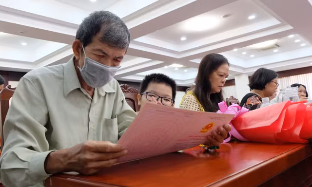 Trao chứng nhận sử dụng đất ở và bố trí tái định cư cho người dân Thủ Thiêm