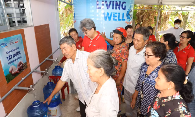Keppel cùng báo Tiền Phong đưa nước sạch đến gần 20.000 người dân Bến Tre, Trà Vinh