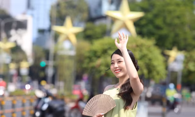 Đường phố TPHCM 'thay áo mới' đón Tết, người dân thích thú 'check - in'