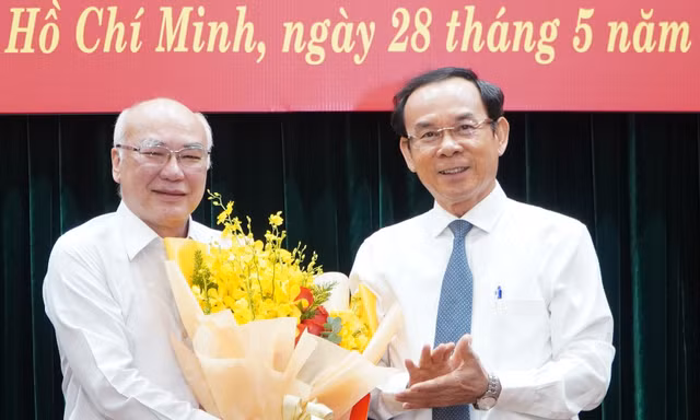 Bí thư Nguyễn Văn Nên trao quyết định nghỉ hưu cho nguyên Trưởng ban Tuyên giáo Thành ủy TPHCM