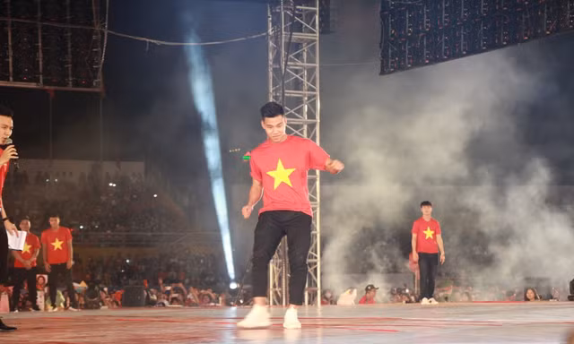 Văn Thanh tái hiện 'dáng đứng lịch sử' tại chảo lửa Thống Nhất