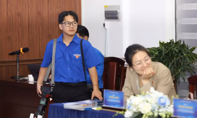 Ước mơ trở thành phóng viên ảnh của chàng sinh viên vừa tác nghiệp tại Đại lễ 30/4 và Đại lễ Vesak