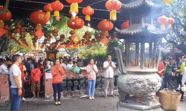 Người Sài Gòn nô nức lễ chùa cầu tài, cầu con ngày Rằm tháng Giêng