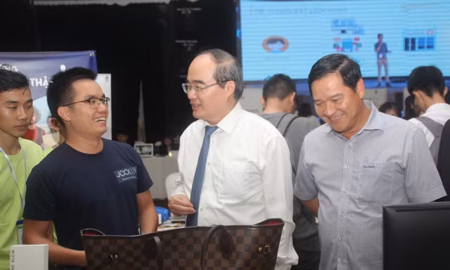 Bí thư Thành ủy TPHCM 'đi học' tại cuộc trình diễn khởi nghiệp