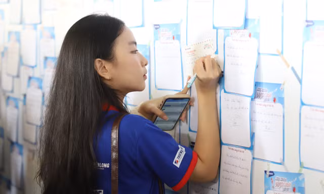 Nghìn bạn trẻ TPHCM tiếp sức sĩ tử vượt vũ môn