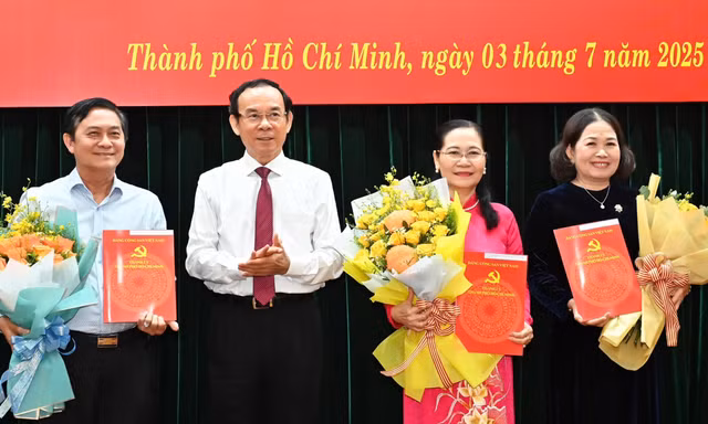 Trao quyết định của Bộ Chính trị, Ban Bí thư tại TPHCM