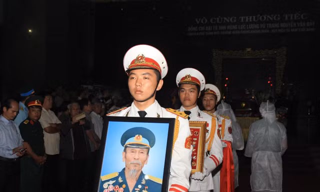 Tiễn đưa linh cữu Anh hùng phi công Nguyễn Văn Bảy về quê nhà 
