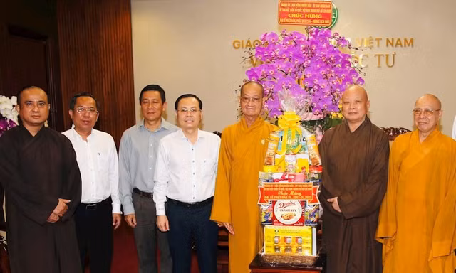 Lãnh đạo TPHCM chúc mừng Phật đản đến chức sắc, tăng ni 