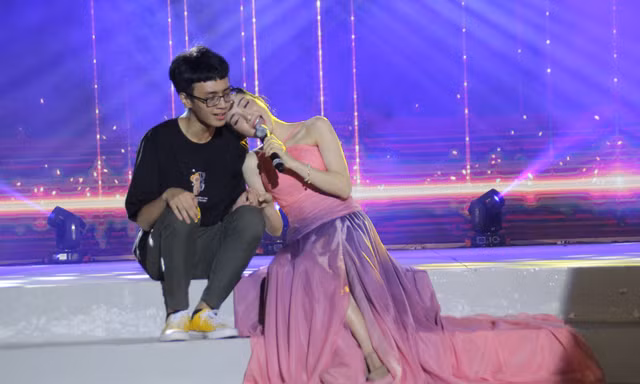 Tựa đầu vào nam sinh viên, Hòa Minzy tình tứ hát hit 'Không thể cùng nhau suốt kiếp'