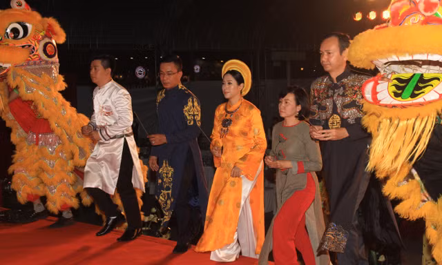 NSND Trần Hiếu, Ngọc Giàu và các thế hệ nghệ sỹ TPHCM tri ân tổ nghiệp sân khấu 