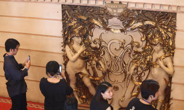 Cuối năm 'xông đất' trụ sở UBND TPHCM, chiêm ngưỡng các hiện vật quý trên 130 tuổi 