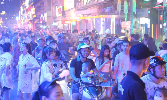 Khách Tây giả ma hù dọa người đi đường ở phố 'Tây ba lô'
