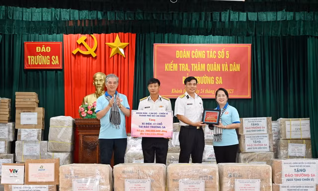 Mang yêu thương đến với đảo Trường Sa, Nhà giàn DK1