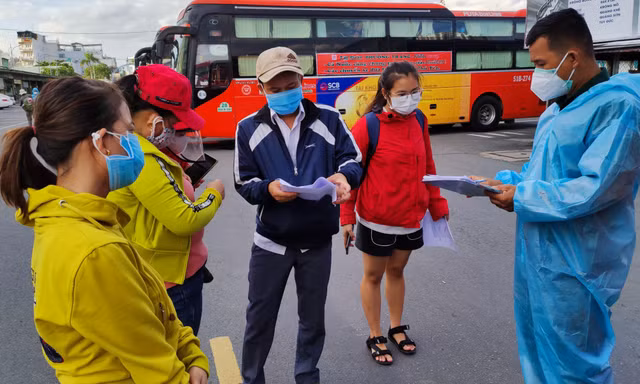 400 người dân Phú Yên về quê trên 20 chuyến xe ân tình 