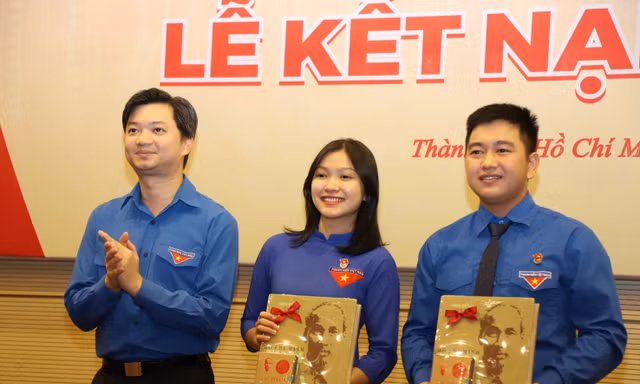 Hai sinh viên Sư phạm vào Đảng ngày đầu Tháng Thanh niên 
