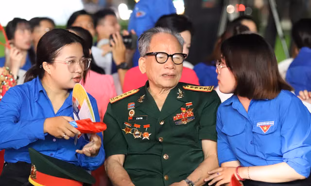 Những phút giây 'gây thương nhớ' dịp kỷ niệm 50 năm ngày thống nhất đất nước