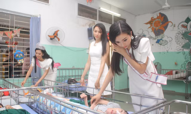 Hoa hậu, Á hậu HHVN 2018 đón Trung thu với trẻ em đặc biệt