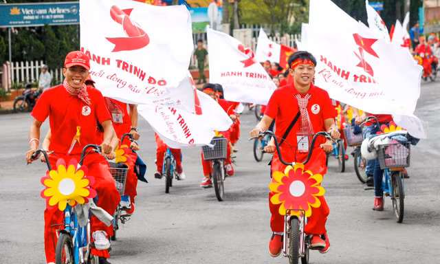 Hành trình 20 lần sẻ chia giọt hồng của 'Hiếu tổng đài hiến máu'