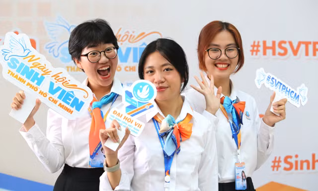 Triển lãm 'Dệt nên những ước mơ cho đời' mở màn Đại hội Hội Sinh viên TPHCM 