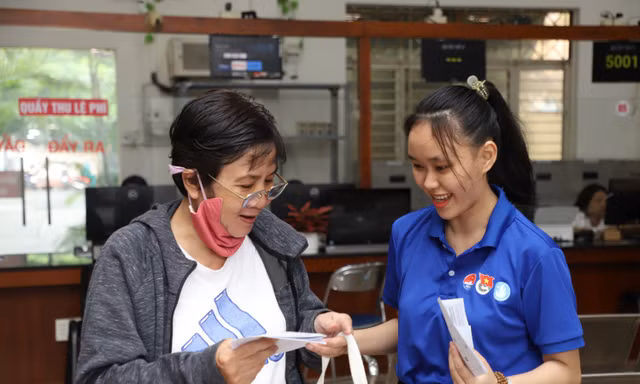 Thanh niên TPHCM thứ 7 tình nguyện hỗ trợ thực hiện thủ tục hành chính 