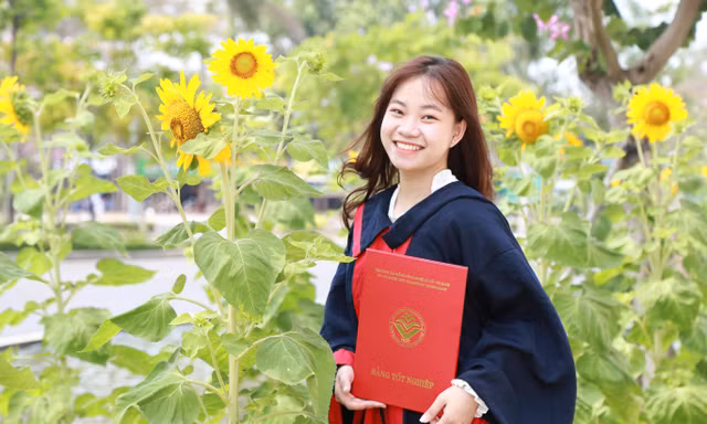 Ra trường đi làm, nhiều bạn trẻ vẫn trở về check-in nơi ghi dấu tuổi thanh xuân