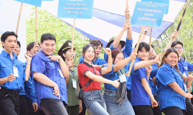 Rộn ràng khai hội truyền thống 'Tự hào nòi giống Tiên Rồng'