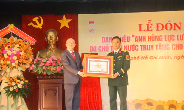 Truy tặng danh hiệu Anh hùng Lực lượng vũ trang nhân dân với Thiếu tướng Hoàng Thế Thiện 