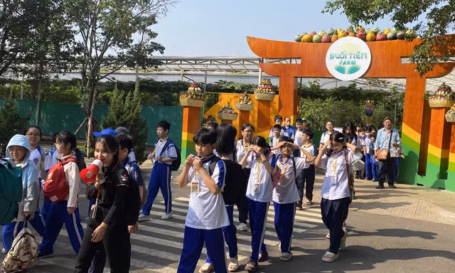 Hàng nghìn bạn nhỏ TPHCM đi du lịch, nhận lì xì ngày giáp Tết