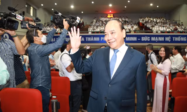 Chủ tịch nước: Sinh viên cần tranh đua với bạn bè quốc tế về đổi mới sáng tạo