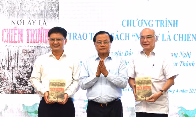 Cựu Bí thư Hà Nội tặng TPHCM sách nhật ký chiến trường với nhiều khoảnh khắc 'không bình thường'