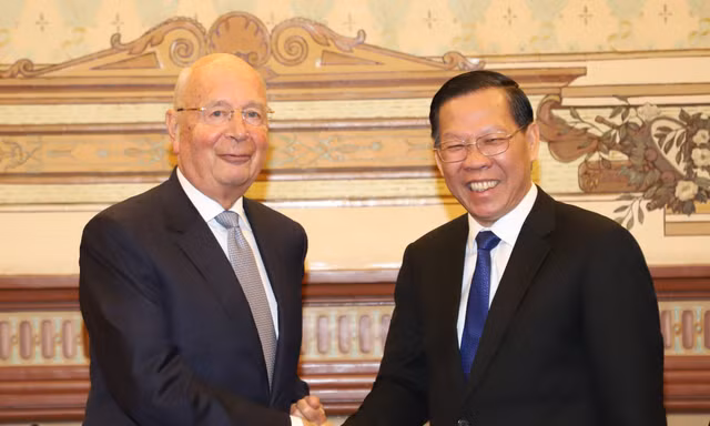 Chủ tịch WEF: 'Tôi sử dụng ChatGPT và công cụ AI rất nhiều'