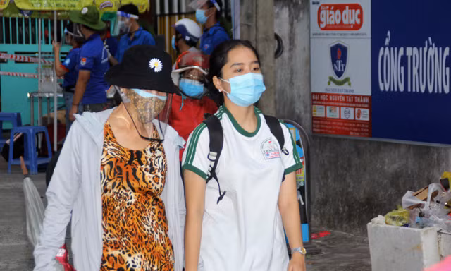Nỗi lòng phụ huynh trong kỳ thi đặc biệt ở TPHCM