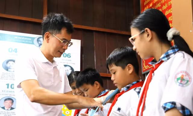 Báo Tiền Phong cùng các nhà hảo tâm trao thẻ bảo hiểm y tế đến các bạn nhỏ khó khăn