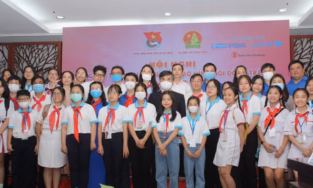 Đại biểu HĐTE và các vị lãnh đạo T.Ư Đoàn, TPHCM và các tỉnh, thành Đoàn chụp ảnh lưu niệm tại hội nghị