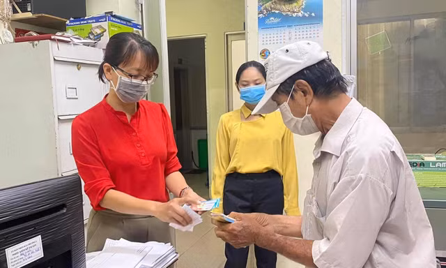 Cán bộ mặt trận phường 'tiêu thụ' vé số giúp người già, phụ nữ 