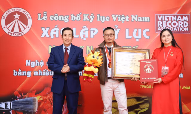 Xác lập kỷ lục người vẽ tranh nhiều chất liệu nhất Việt Nam