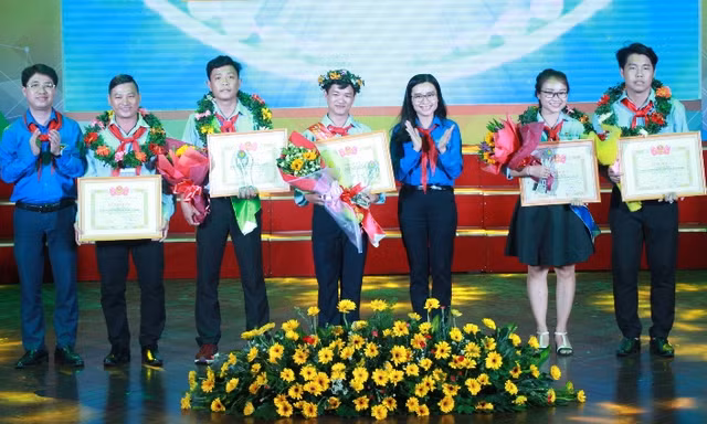 Trao giải 'Olympic Cánh Én' 2018 cho thầy cô Phụ trách Đội giỏi TPHCM