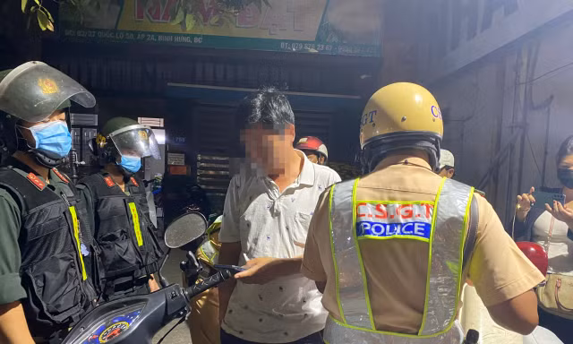 Những tình huống bi hài khi kiểm tra nồng độ cồn với 'ma men' 