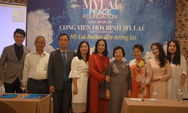 Lãnh đạo tỉnh Quảng Ngãi chụp ảnh lưu niệm cùng các cơ quan, đơn vị thực hiện dự án tại buổi họp báo 