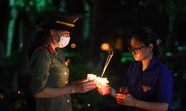 Bạn trẻ TPHCM thắp nến, dâng hương tưởng nhớ Anh hùng liệt sĩ