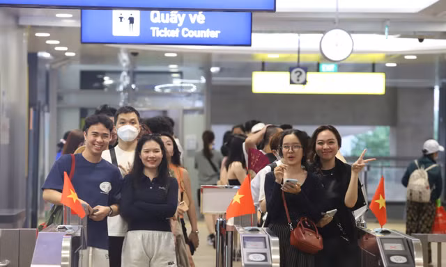 Người dân nô nức đi metro Bến Thành - Suối Tiên vui chơi dịp lễ 30/4
