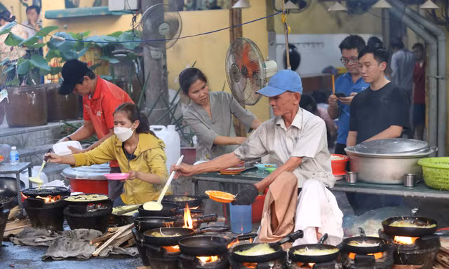 Ngôi cổ tự đỏ lửa đãi cơm người nghèo suốt tháng Vu lan 