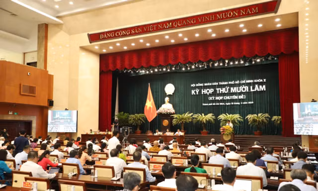 Chủ tịch TPHCM chỉ đạo khẩn về quản lý cán bộ, công chức đi nước ngoài
