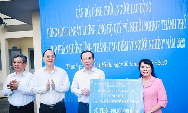Cơ quan chuyên trách Thành uỷ TPHCM đóng góp 400 triệu đồng giúp người nghèo