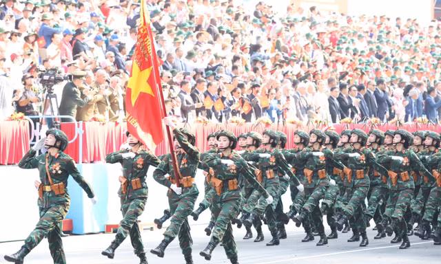 Hình ảnh trong lễ diễu binh, diễu hành kỷ niệm 50 năm Giải phóng miền Nam, thống nhất đất nước tại TP HCM sáng 30/4. Ảnh: Ngô Tùng 