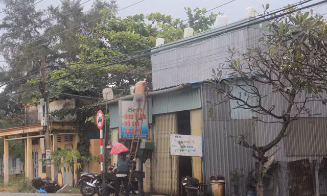 Hình ảnh hàng chục hộ dân cảng cá Lộc An di tản tránh bão số 9