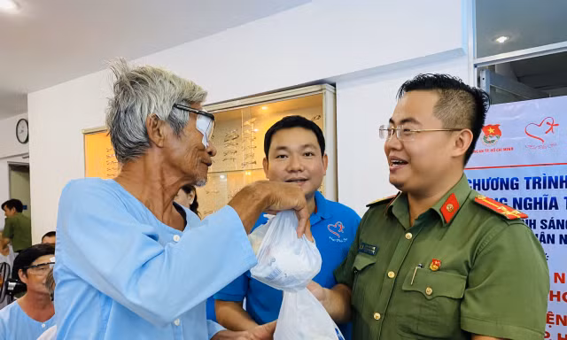 Mổ mắt, tặng quà Tết đến 150 người dân có hoàn cảnh khó khăn